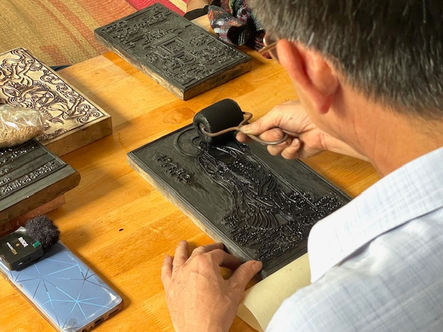 Công đoạn lăn mực