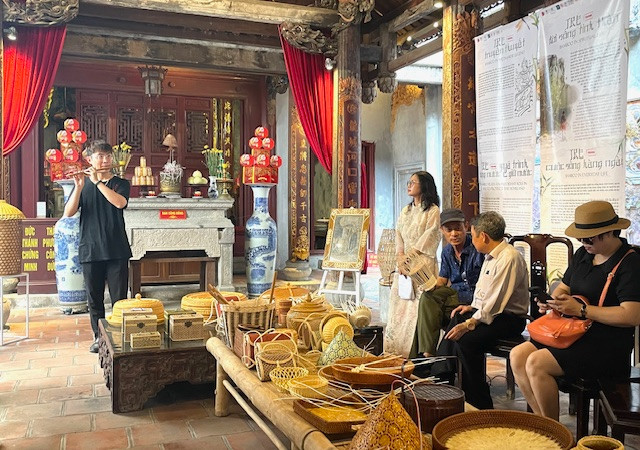 Trình diễn sáo trúc trong không gian triển lãm.