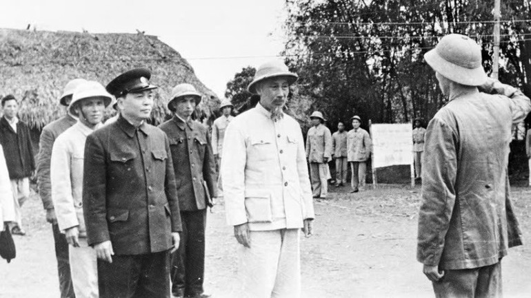 Triển lãm trưng bày hàng trăm hình ảnh, tư liệu, hiện vật quý giá về cuộc đời, sự nghiệp cách mạng vĩ đại và tư tưởng Hồ Chí Minh.