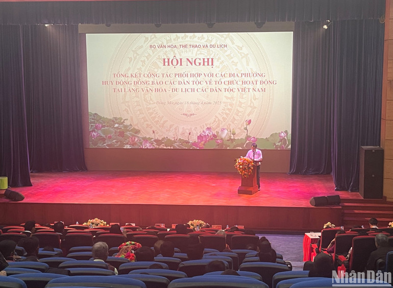 Phó Giám đốc Sở Văn hóa, Thể thao và Du lịch tỉnh Đắk Lắk Lại Đức Đại trình bày tham luận. Phó Giám đốc Sở Văn hóa, Thể thao và Du lịch tỉnh Đắk Lắk Lại Đức Đại trình bày tham luận.