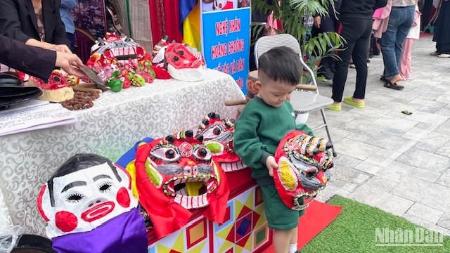 Mặt nạ sư tử mèo là sản phẩm thủ công truyền thống độc đáo.