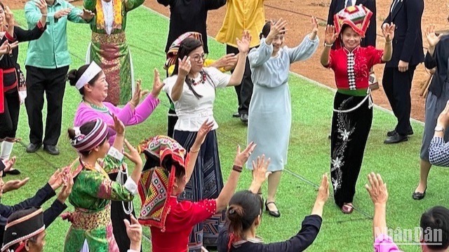 Hai phu nhân cùng hòa mình trong vòng xòe đoàn kết.