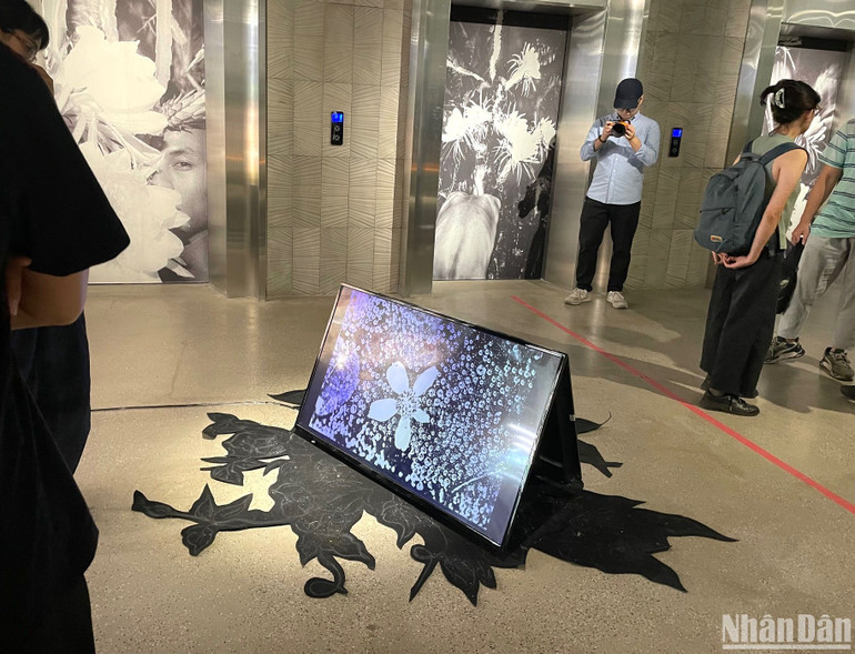 Tác phẩm nhiếp ảnh với sự kết hợp của ánh sáng và màn hình kỹ thuật số.