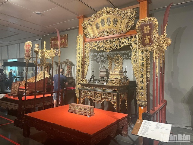 Hiện vật gỗ sơn son thếp vàng.