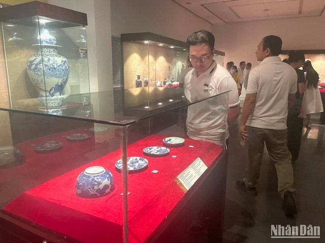 Đĩa sứ men trắng vẽ lam trưng bày tại triển lãm.
