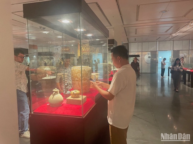 Khách tham quan triển lãm.