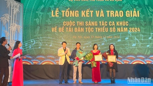 Chủ tịch Hội Âm nhạc Hà Nội Nguyễn Quang Vinh trao tặng các tác giả đạt giải mở rộng.