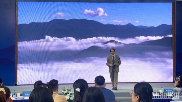 Phó Chủ tịch Hội Hữu nghị Việt–Trung Nguyễn Vinh Quang biểu diễn tiết mục thổi sáo. Phó Chủ tịch Hội Hữu nghị Việt–Trung Nguyễn Vinh Quang biểu diễn tiết mục thổi sáo.