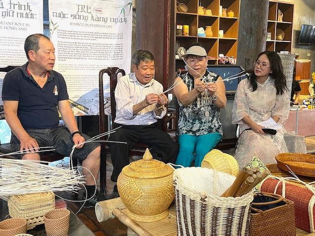 Nghệ nhân ưu tú Nguyễn Văn Trung chia sẻ về sản phẩm mây tre đan.