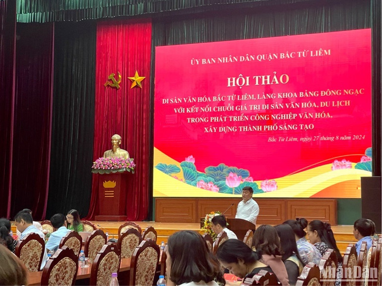 Chủ tịch Ủy ban nhân dân phường Đông Ngạc Nguyễn Văn Cường trình bày tham luận