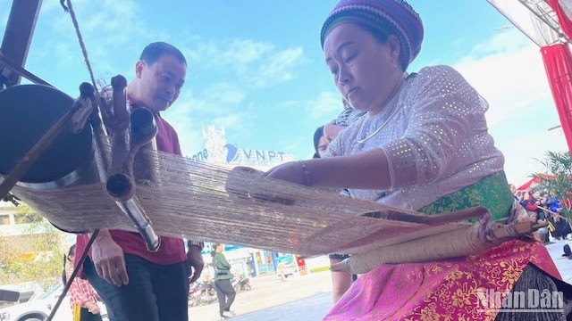 Chị Giàng Thị Say trao đổi quy trình dệt lanh. Chị Giàng Thị Say trao đổi quy trình dệt lanh.