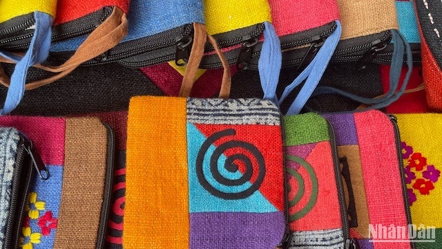 Sản phẩm lưu niệm làm từ vải lanh. Sản phẩm lưu niệm làm từ vải lanh.