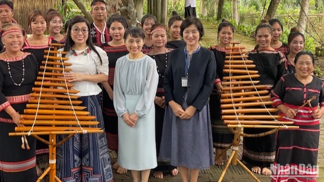 Đại diện cộng đồng Xơ Đăng trân trọng tặng hai phu nhân chiếc đàn T’rưng làm kỷ niệm.