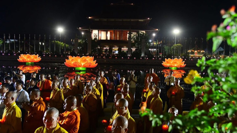 Lễ hội hoa đăng cầu nguyện hòa bình thế giới tại Vesak 2025.