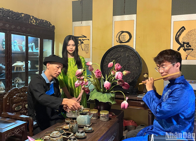 Nghệ sĩ trẻ Đỗ Quang Minh trình diễn sáo trúc. Nghệ sĩ trẻ Đỗ Quang Minh trình diễn sáo trúc.