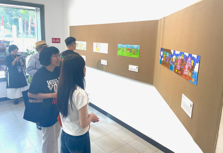 Các tác phẩm của nghệ sĩ tự kỷ được trưng bày tại triển lãm