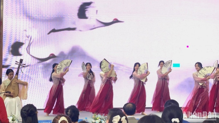 Thế hệ trẻ mở rộng hiểu biết thông qua hoạt động giao lưu văn hóa. Thế hệ trẻ mở rộng hiểu biết thông qua hoạt động giao lưu văn hóa.