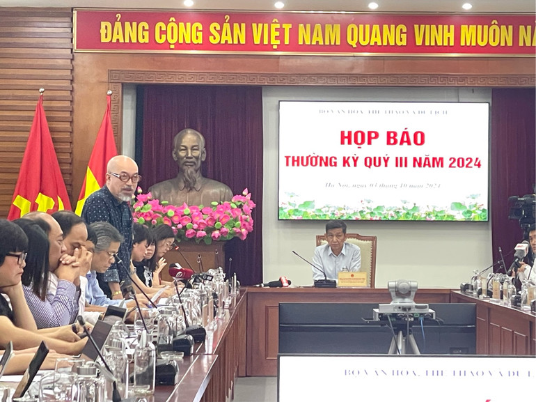 Cục trưởng Cục Điện ảnh Vi Kiến Thành tham dự họp báo.