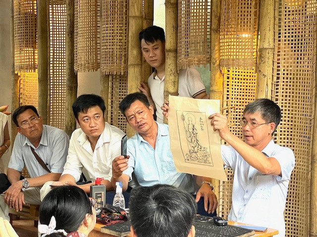 Nghệ nhân Nguyễn Danh Làm thao tác các công đoạn khắc in mộc bản