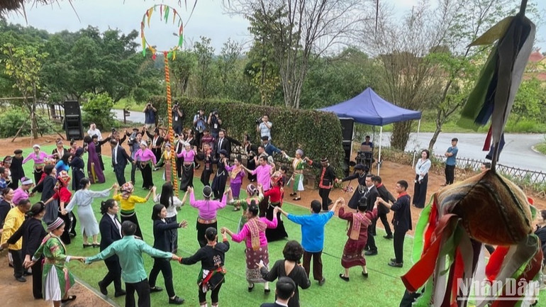 Kết nối qua điệu xòe Tây Bắc. Kết nối qua điệu xòe Tây Bắc.