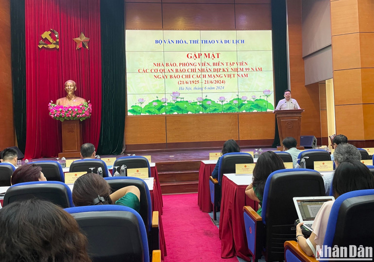 Quang cảnh buổi gặp mặt báo chí.