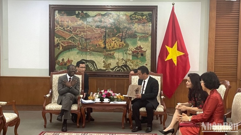 Ông Lazare Eloundou Assomo, Giám đốc Trung tâm Di sản Thế giới của UNESCO làm việc với Bộ Văn hóa, Thể thao và Du lịch Việt Nam. (Ảnh: NGỌC LIÊN) Ông Lazare Eloundou Assomo, Giám đốc Trung tâm Di sản Thế giới của UNESCO làm việc với Bộ Văn hóa, Thể thao và Du lịch Việt Nam. (Ảnh: NGỌC LIÊN)