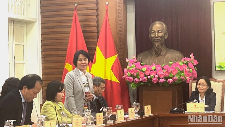 Phó Cục trưởng Cục Thể dục Thể thao Lê Thị Hoàng Yến chia sẻ thông tin với báo chí.