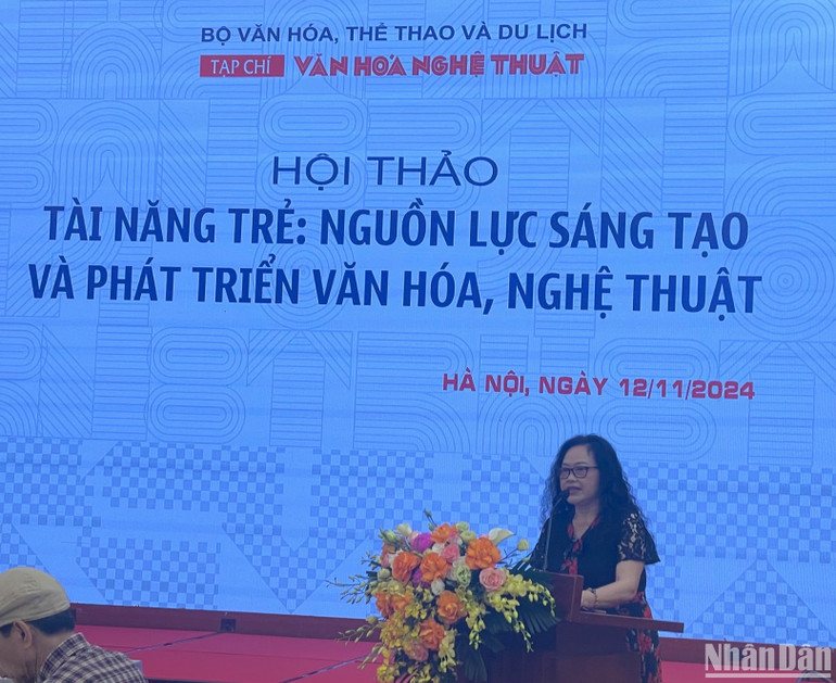 GS, TS Lê Thị Hoài Phương tham luận.