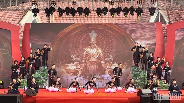 Liên hoan hát Then, đàn Tính tại Làng Văn hóa-Du lịch các dân tộc Việt Nam.