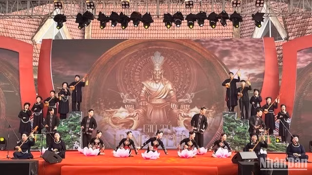 Liên hoan hát Then, đàn Tính tại Làng Văn hóa-Du lịch các dân tộc Việt Nam.