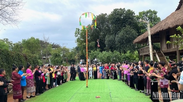 Cùng đồng bào chơi ném còn.