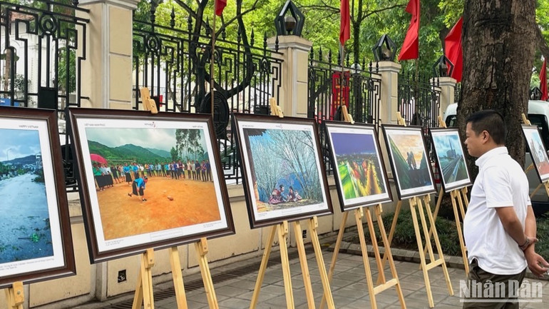 Trưng bày tác phẩm nhiếp ảnh trong Lễ phát động giải thưởng truyền thông “Việt Nam Hạnh phúc - Happy Vietnam 2025”.