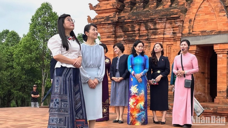 Hai phu nhân tìm hiểu giá trị văn hóa, lịch sử đặc sắc của đồng bào Chăm.