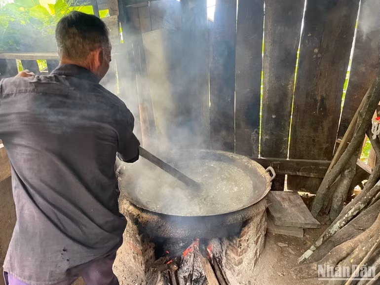 Bếp lửa phụ ở tầng 1.