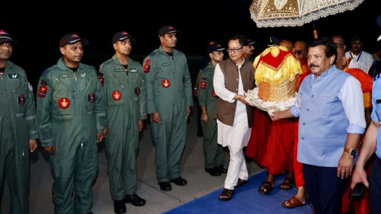 Xá lợi Đức Phật Thích Ca Mâu Ni được cung rước bằng chuyên cơ của Không quân Ấn Độ. (Ảnh: Đại sứ quán Ấn Độ)