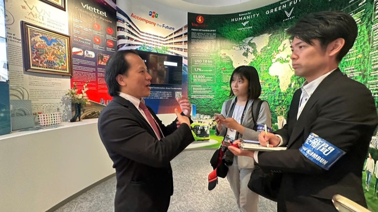 Phó Tổng đại diện Việt Nam tại EXPO 2025 Trần Nhất Hoàng trả lời báo chí. Phó Tổng đại diện Việt Nam tại EXPO 2025 Trần Nhất Hoàng trả lời báo chí.