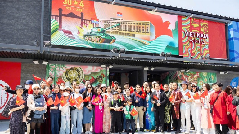 Kiều bào chụp ảnh lưu niệm tại Nhà Triển lãm Việt Nam. Kiều bào chụp ảnh lưu niệm tại Nhà Triển lãm Việt Nam.