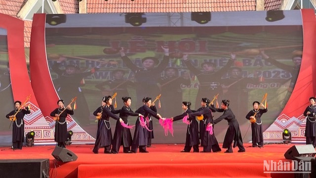 Tiết mục biểu diễn tham dự liên hoan.