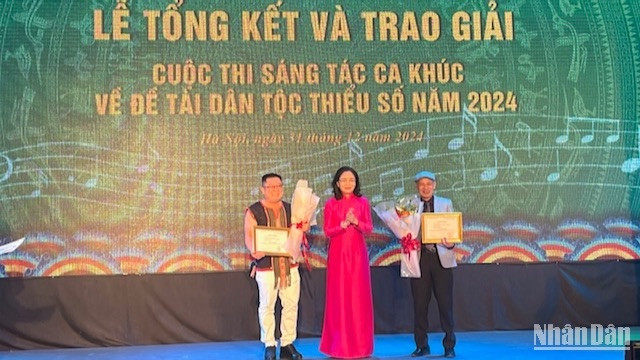 Thứ trưởng Văn hóa, Thể thao và Du lịch Trịnh Thị Thủy trao tặng giải Nhất cho các tác giả.