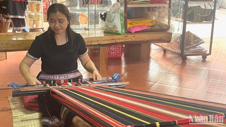 Đời sống vật chất và tinh thần của đồng bào dân tộc thiểu số ngày càng được nâng cao.