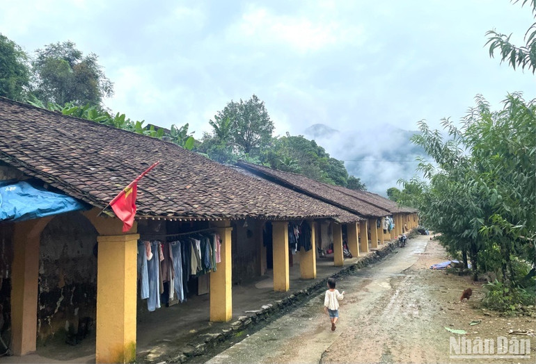 Khu nhà trình tường, lợp mái âm dương.