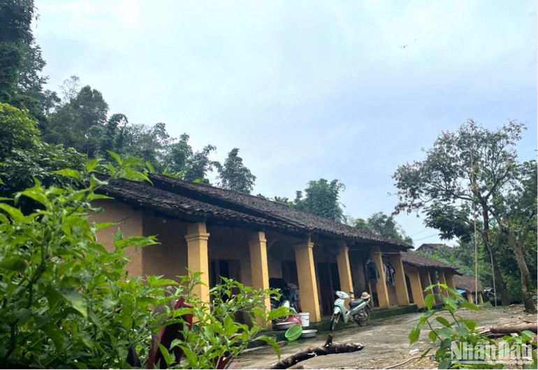 Nếp nhà trình tường và mái lợp âm dương là điểm nhấn thu hút du khách.