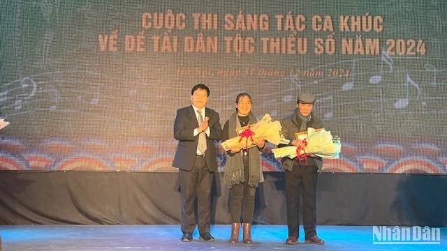 Phó Vụ trưởng Vụ Tuyên truyền, Ủy ban Dân tộc Đinh Xuân Thắng trao giải Ba cho các tác giả.