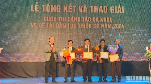 Phó Chủ tịch Hội Nhạc sĩ Việt Nam Phạm Ngọc Khôi trao giải Khuyến khích cho các tác giả.