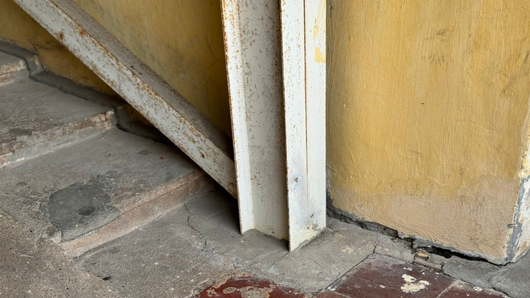 Vết nứt chân cầu thang dù đã được gia cố nhưng nguy hiểm vẫn rình rập. Vết nứt chân cầu thang dù đã được gia cố nhưng nguy hiểm vẫn rình rập.