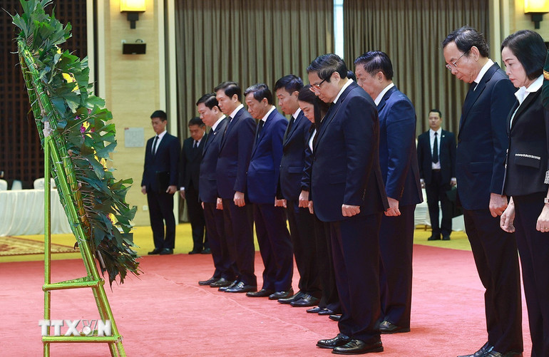 Thủ tướng Phạm Minh Chính dẫn đầu Đoàn đại biểu cấp cao của Chính phủ Việt Nam viếng nguyên Chủ tịch Đảng Nhân dân Cách mạng Lào, nguyên Chủ tịch nước Lào Khamtay Siphandone. (Ảnh: DƯƠNG GIANG/TTXVN)