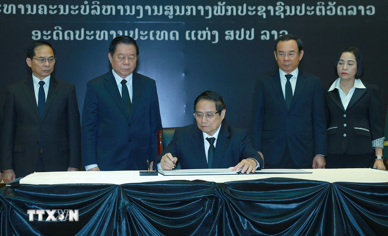 Thủ tướng Phạm Minh Chính viếng nguyên Chủ tịch Đảng Nhân dân Cách mạng Lào, nguyên Chủ tịch nước Lào Khamtay Siphandone. (Ảnh: DƯƠNG GIANG/TTXVN)