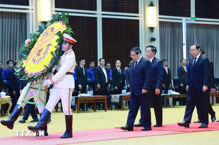 Thủ tướng Phạm Minh Chính viếng nguyên Chủ tịch Đảng Nhân dân Cách mạng Lào, nguyên Chủ tịch nước Lào Khamtay Siphandone. (Ảnh: DƯƠNG GIANG/TTXVN)
