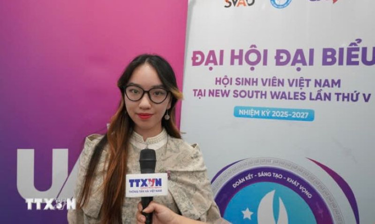 Bạn Đàm Thị Kim Ngân, sinh viên Đại học Wollongong, trả lời phỏng vấn phóng viên TTXVN. (Ảnh: Lê Đạt/TTXVN)