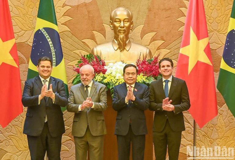 Chủ tịch Quốc hội Trần Thanh Mẫn và Tổng thống Brazil Luiz Inácio Lula da Silva và các đại biểu tại hội kiến. (Ảnh: DUY LINH)